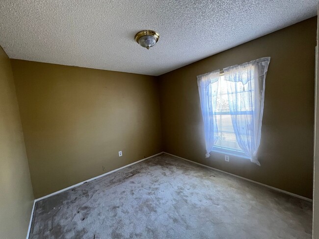 Building Photo - $1,695 ** Annual Lease ** 3 Bedroom / 2 Ba...