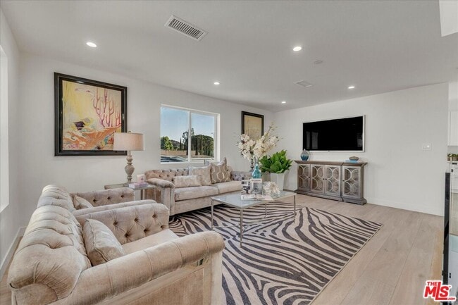 Building Photo - 10347 Hillhaven Ave