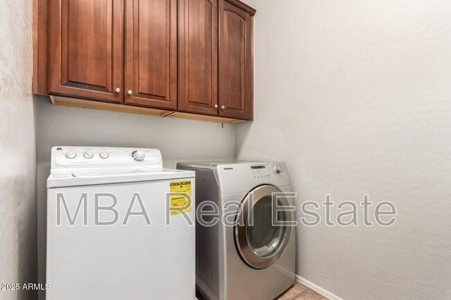 Building Photo - 42511 W Cheyenne Dr