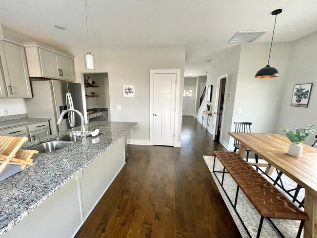 Building Photo - FURNISHED (or not) Like New 2020 Build Old...