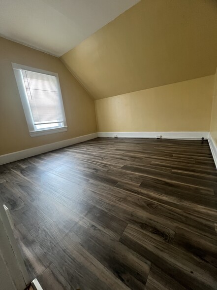 Building Photo - 903 Centre St