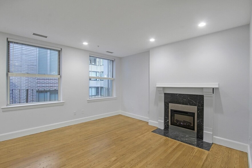 Building Photo - 134 Boylston St