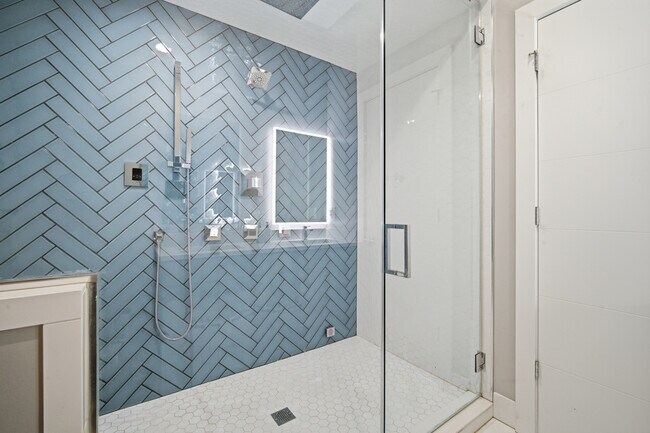 Building Photo - 725 W 17th St