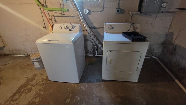 Building Photo - Section 8 Accepted! 3br/1.5ba with 2 Car G...