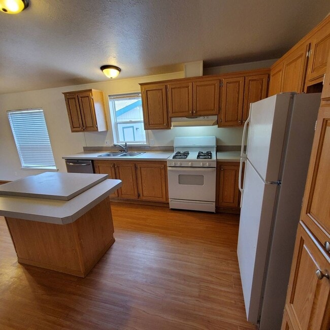 Building Photo - Pet Friendly 4 Bedroom  2 Bath w/ 2 Car Garage