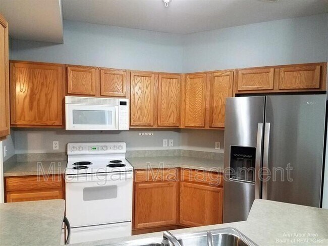 Building Photo - 9521 Lakeside Dr