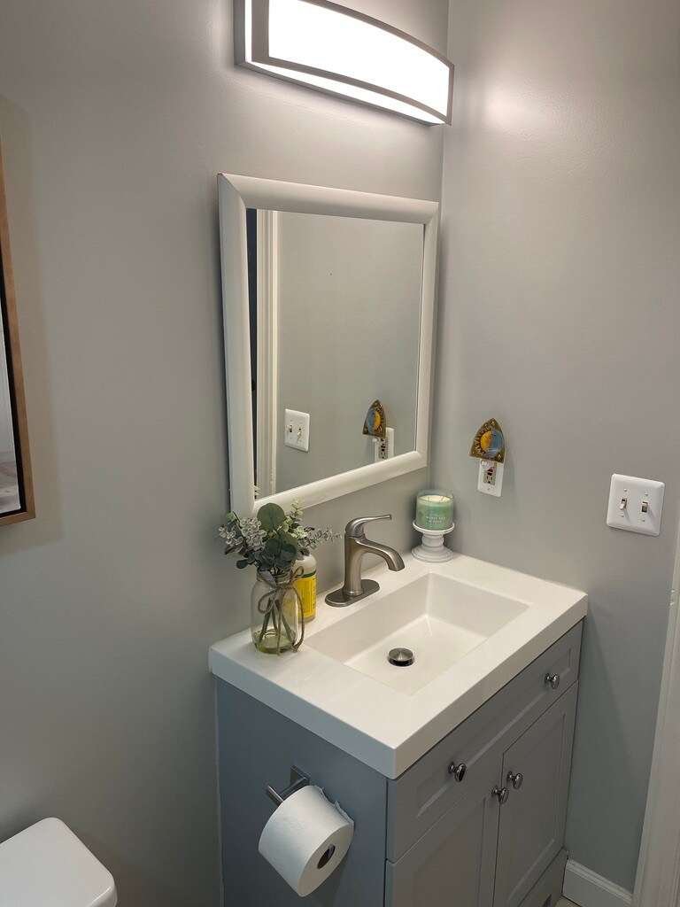 Guest Bathroom - 2100 Bobbyber Dr