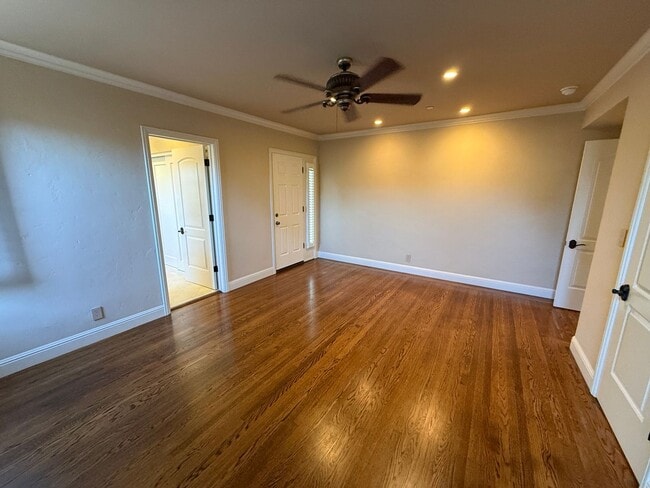 Building Photo - 831 Columbia Dr