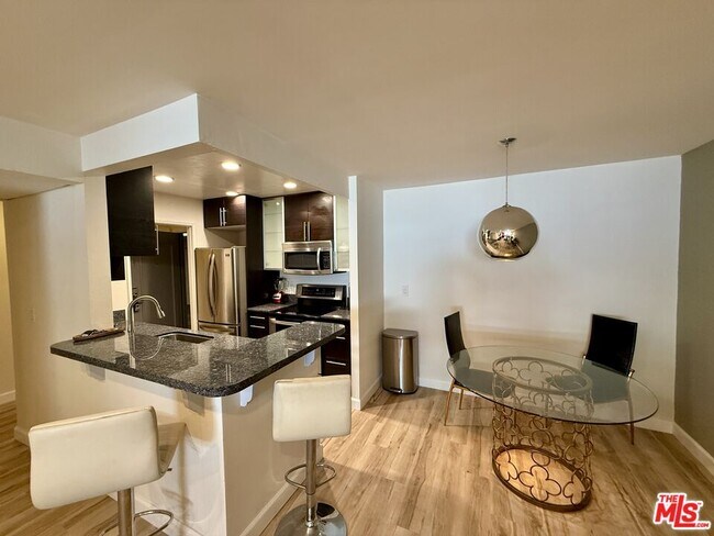 Building Photo - 8530 Holloway Dr