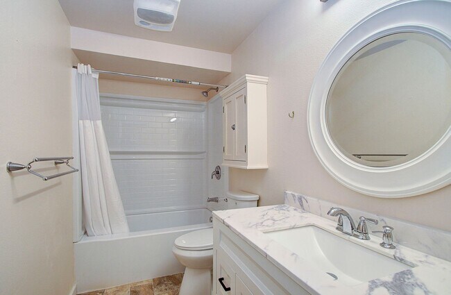 Building Photo - Bright 3 Bedroom 2 Bath Home in Pinebrook! Stainless Appliance Package