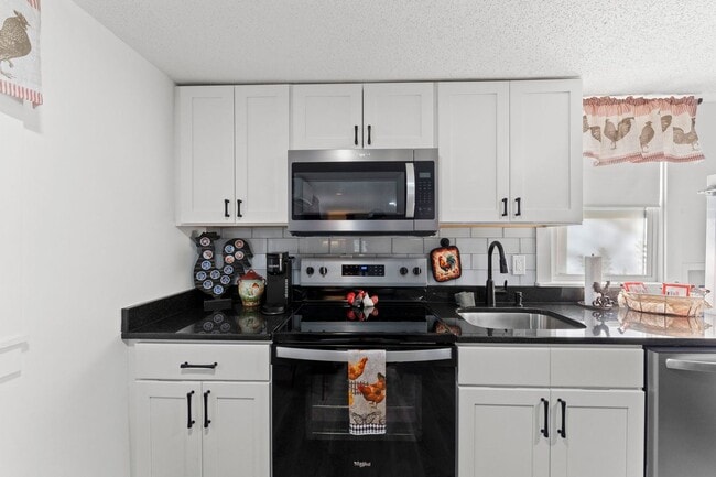 Building Photo - Stylish/Fully Furnished  2-Bedroom Retreat Near Campus & Downtown Columbia