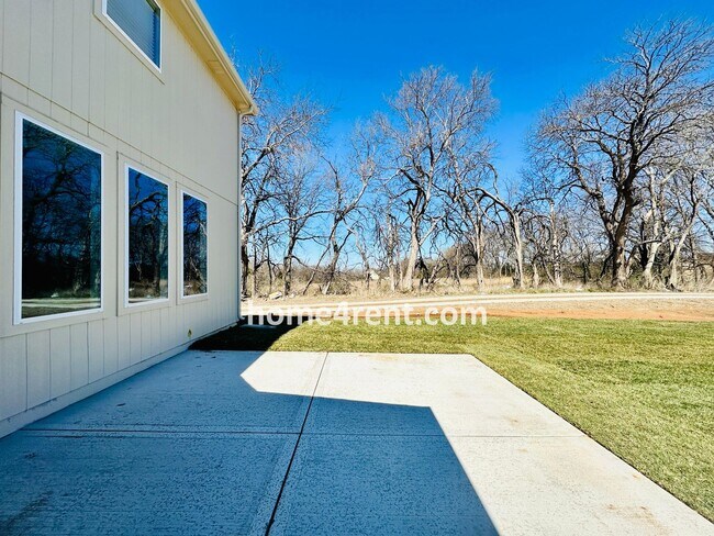 Building Photo - Nearly New Luxury Home in Blue Valley Schools!