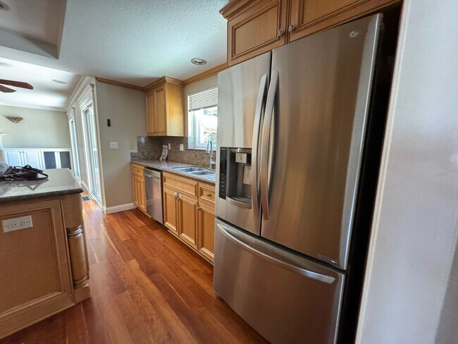 Building Photo - Fully remodeled home, Pet friendly with A/...