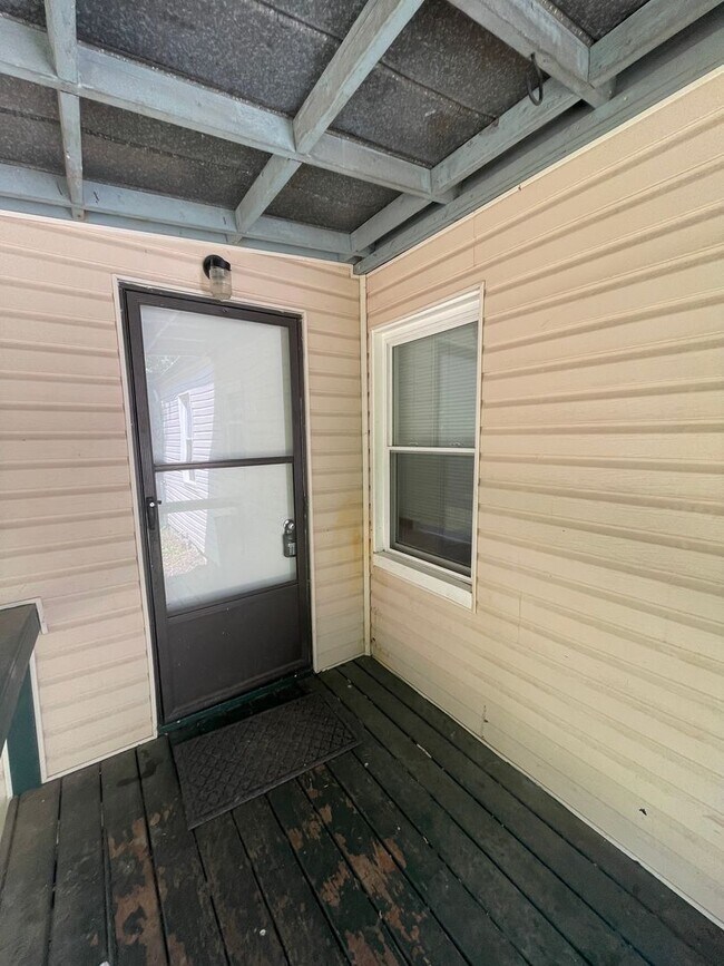 Building Photo - 2 bedroom One bath with new appliances