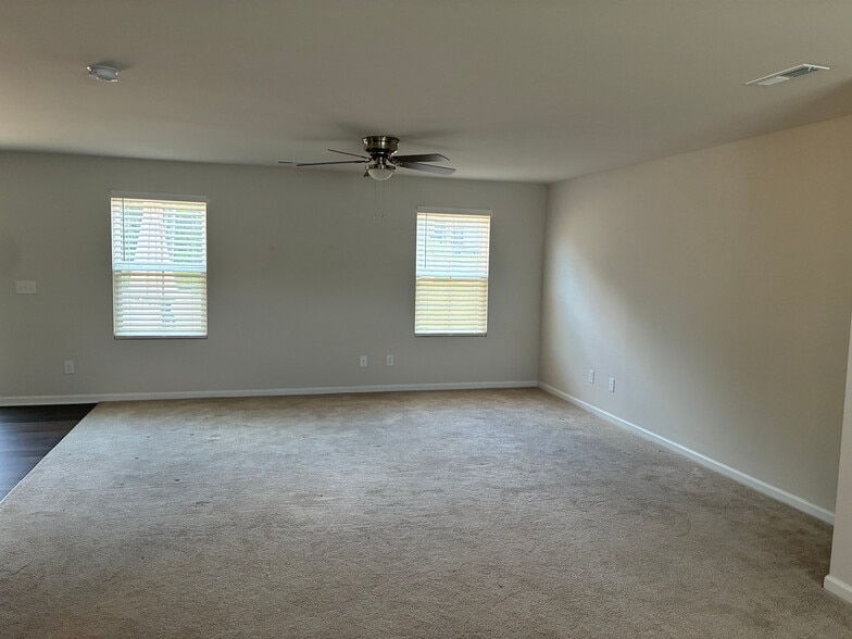 Building Photo - Room in House on Bark Way