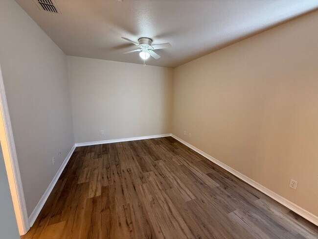 Building Photo - 2 Bedroom/2 1/2 Bathroom End Unit Apartment