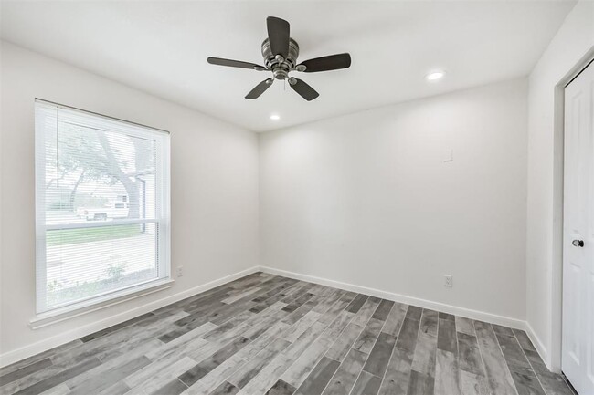 Building Photo - 210 Gentilly Dr
