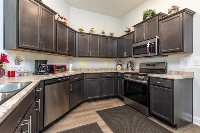 Building Photo - 5961 Uselton Dr