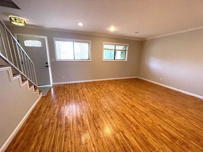 Building Photo - 1967 Plaza del Amo Plz