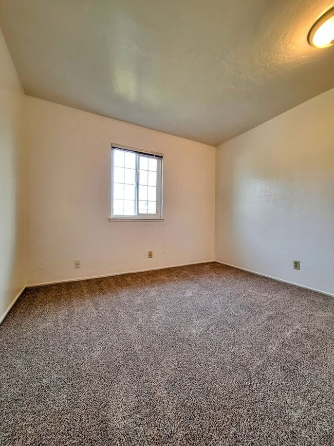 Building Photo - Refurbished 3bd Townhouse Style Apartment