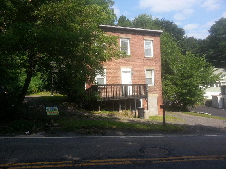 Building Photo - 1089 River Rd