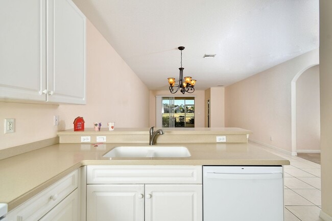 Building Photo - 2 Bedroom with Den and Garage. Over !800 Sq. Ft under air