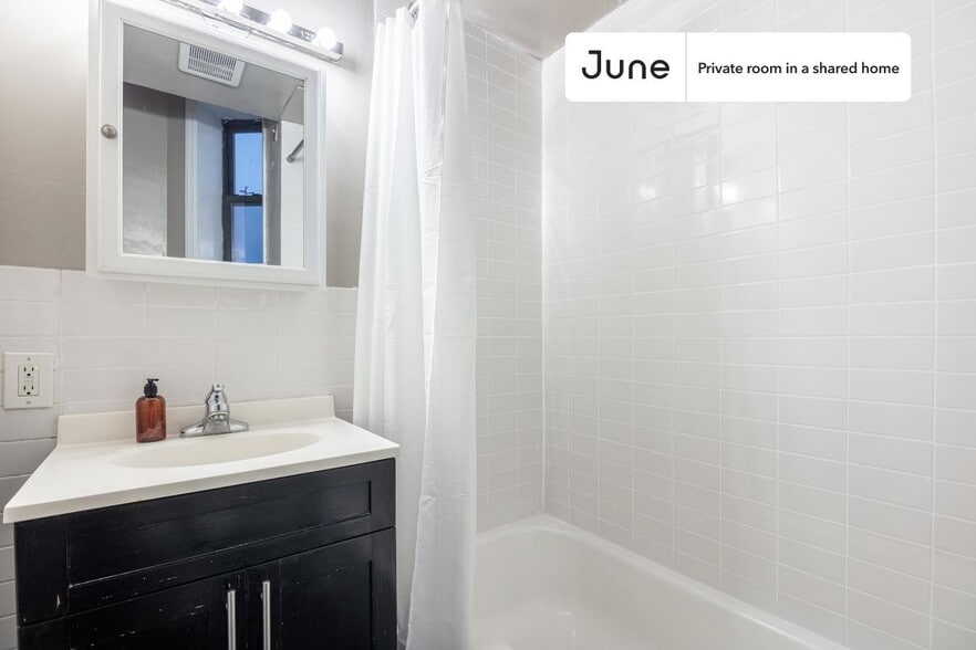 Building Photo - Room in Shared 4 bed/1 bath home