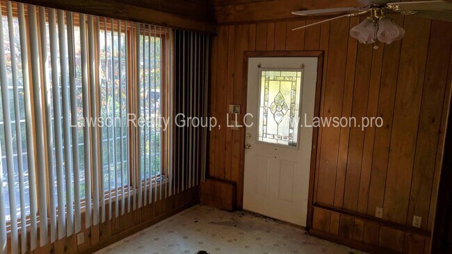 Building Photo - Conveniently Located, Spacious Salem Home