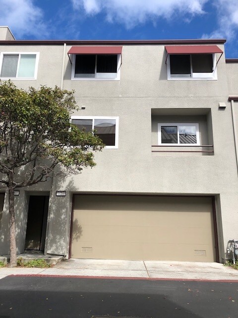 Primary Photo - 7 E Court Ln