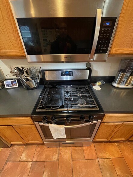 Building Photo - 13 Hall St