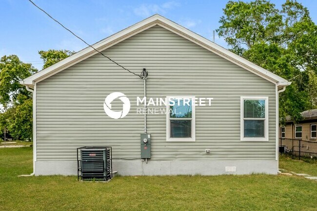 Building Photo - 4 Bedroom Pet-Friendly Home in St. Petersburg, FL with Main Street Renewal