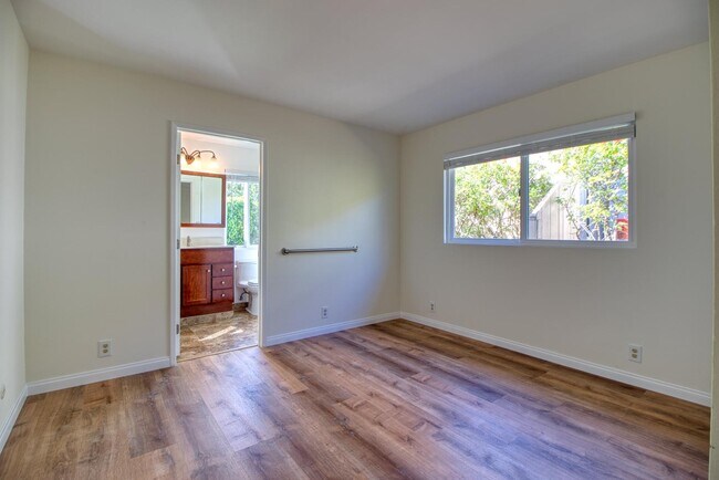 Building Photo - 250 Gloxina St