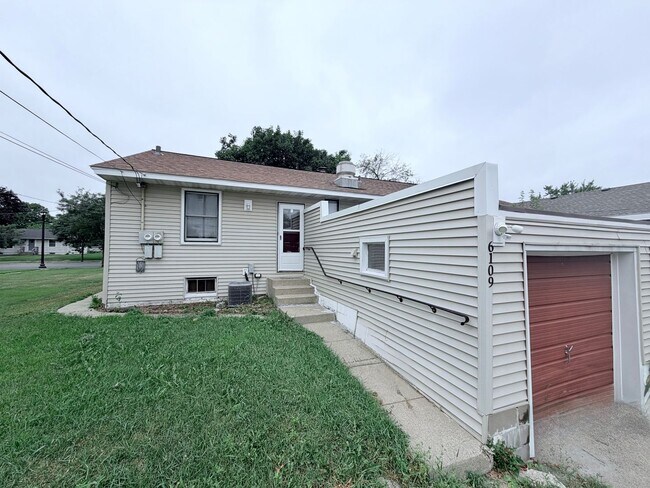 Building Photo - Newly Painted 3BR/2BA Duplex w/ Finished Basement, Jacuzzi Tub & Sun Pad!