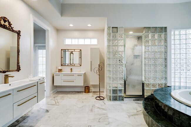 Building Photo - 13703 Lakeshore Way Cove