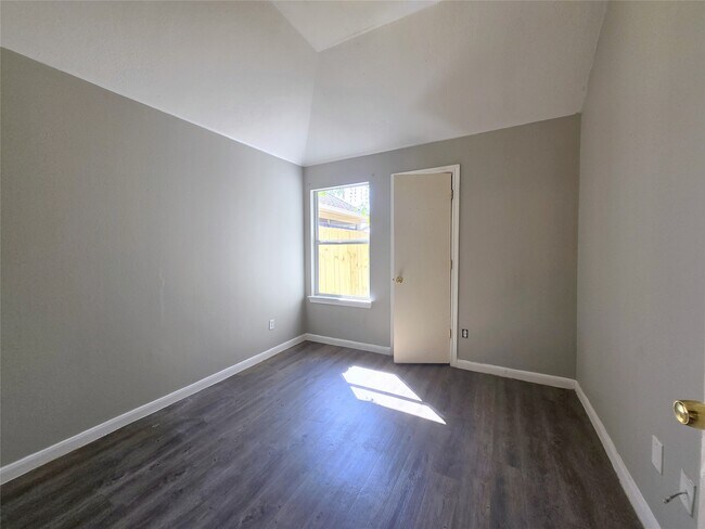 Building Photo - 811 Forest Hillside Ln