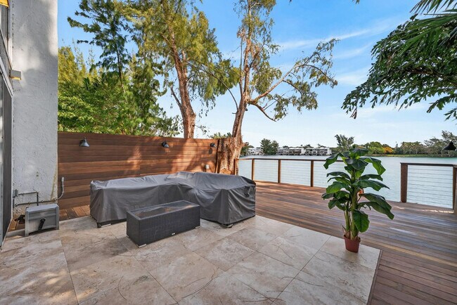 Building Photo - 4945 SW 71st Pl