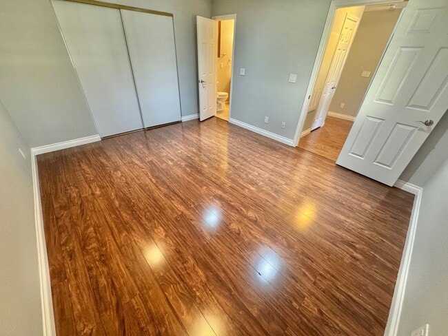 Building Photo - Spacious 2 bedroom condo with detached garage!!