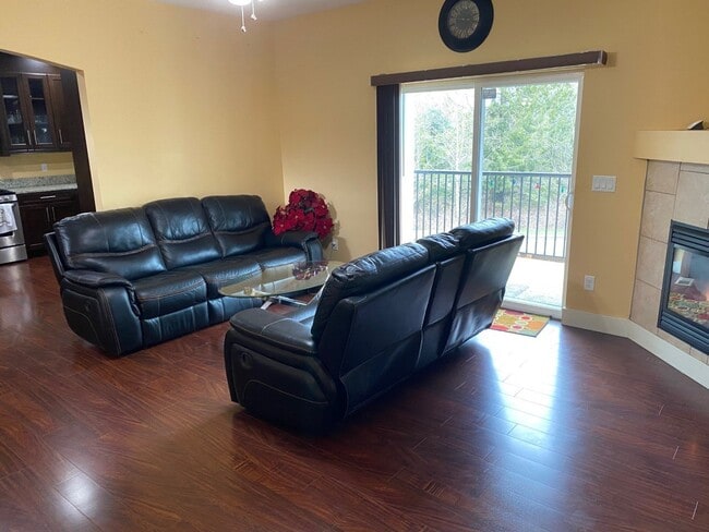 Building Photo - 5-Bedroom Home Located in Barkley Neighborhood