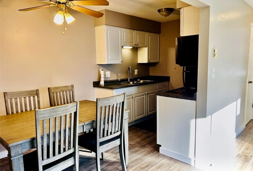 Building Photo - 1637 S Riverside Ave