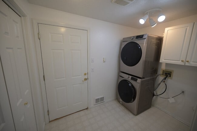 Building Photo - Charming 2 Bed, 2 Bath Condo in Sequim, WA
