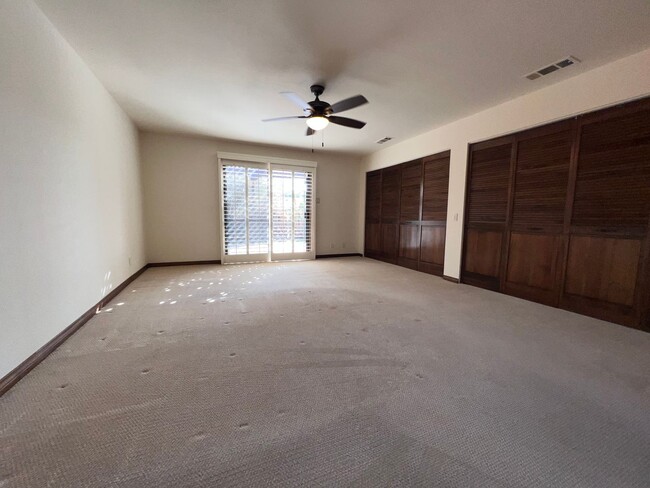 Building Photo - Large 2 bed | 2 bath house + plus office/d...