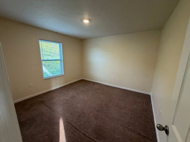 Building Photo - 422 Labrador Ln