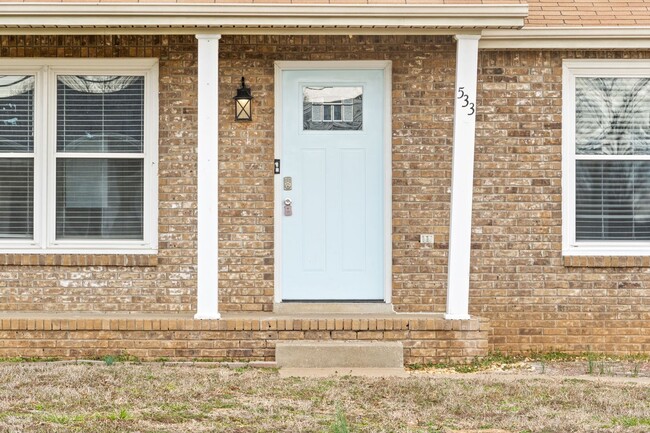 Building Photo - Nice home located next to Fort Campbell