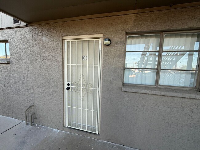 Building Photo - 2 Bedroom 2 Bath Condominium in Great Location