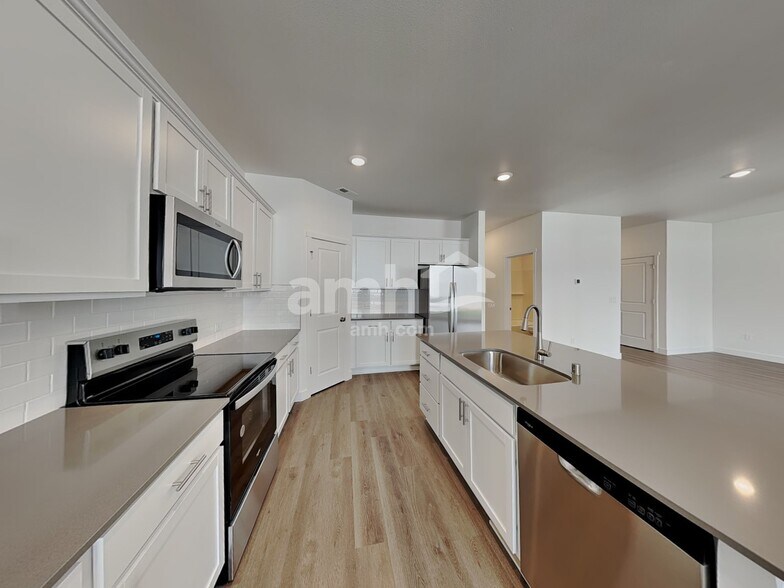 Building Photo - 4751 85th Dr NE