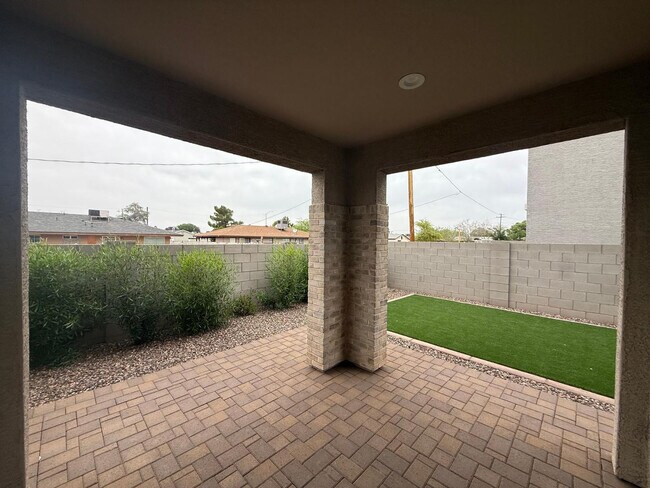 Building Photo - 624 N Vine St