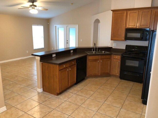 Building Photo - Upscale 3 bedroom 2 bathroom in Gated Comm...