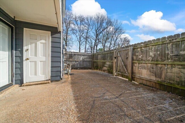 Building Photo - 3368 Coachouse Cove