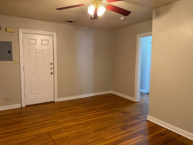 Building Photo - Lovely 1-Bedroom in Mahncke Park