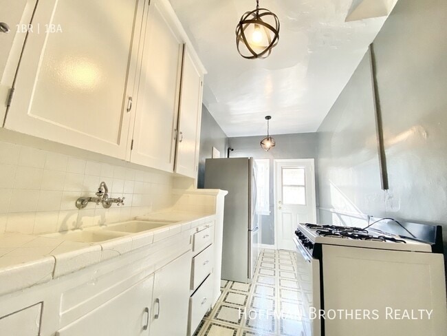 Building Photo - 351 N Sierra Bonita Ave